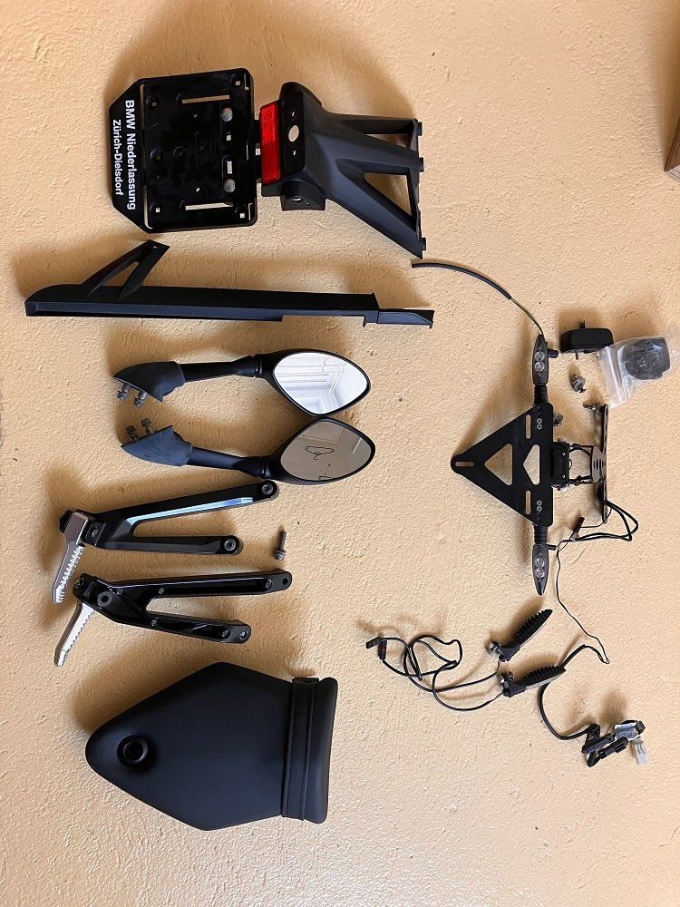 Tutti i ricambio per moto: BMW Motorrad Teile Soziusabdeckung Blinker Kennzeichenhal... – Nuovo (secondo la descrizione) da Gossau ZH venduto da rschumi