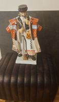 Dekorative Porzellanfigur im Trachtenlook, Sammlerstück