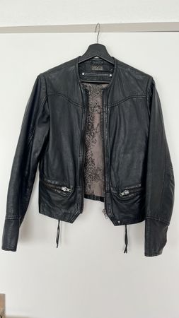 Schwarze Lederjacke im Biker-Stil