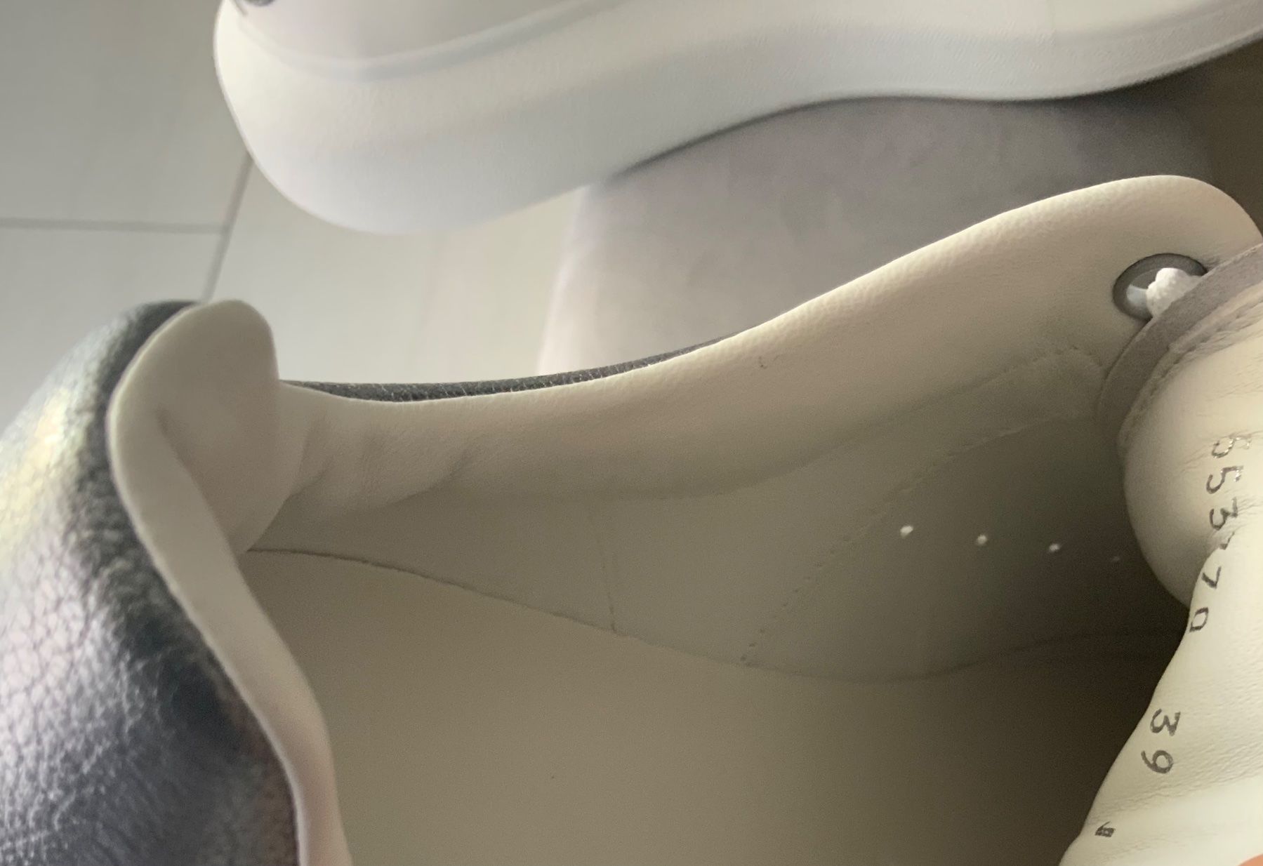 Alexander Mcqueen Scarpe da uomo: Neu Alexander McQueen Oversize Sneaker Weiss/Silber Metallic – Nuovo (secondo la descrizione) da Stetten AG venduto da Liz_2020 7