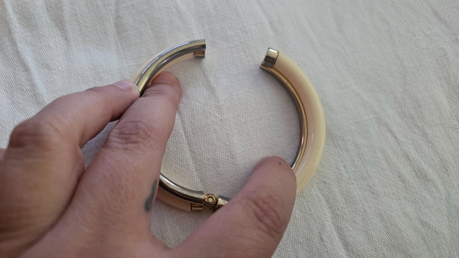 Bracciali & Braccialetti: Bracciale rigido calamitato plastica e metallo – Usato da Melano venduto da H-Sara 1