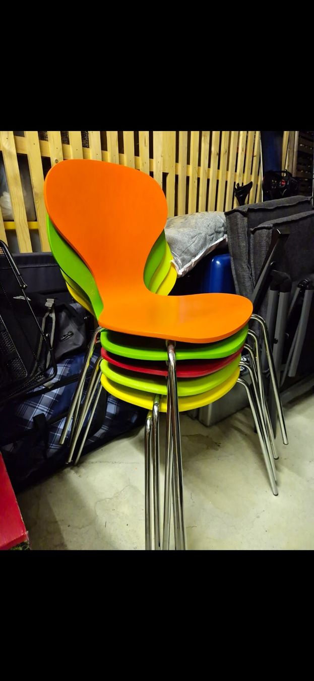 Chaises: 5 Stapelstühle, bunt gemischt – D'occasion à Wädenswil par frandzrh