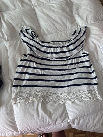 Joli haut rayé blanc et bleu, style Bardot, avec dentelle.