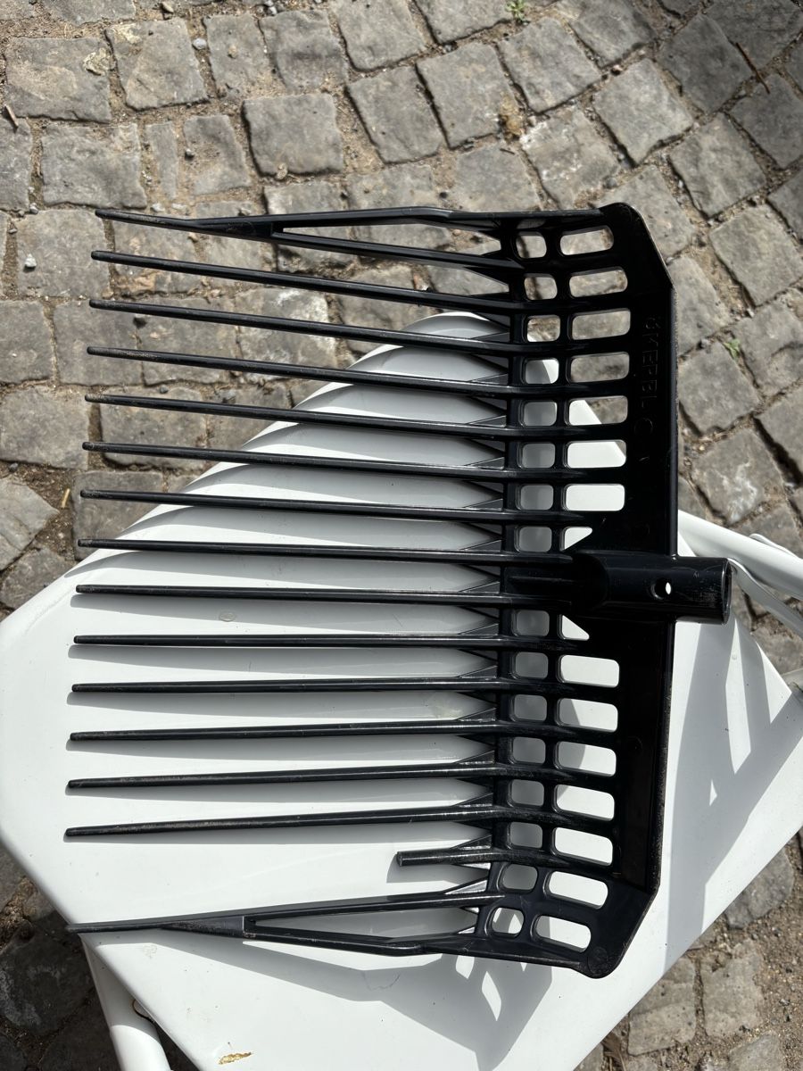 Alle Werkzeuge: Mistgabel Kunststoff  – Gebraucht aus St. Gallen von may_8fbd