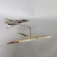 Sammlerstück: Elegante Mirage Flugzeug-Skulptur aus Metall!