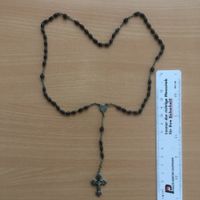 Rosenkranz aus Metall, dunklen Kügelchen und Kruzifix