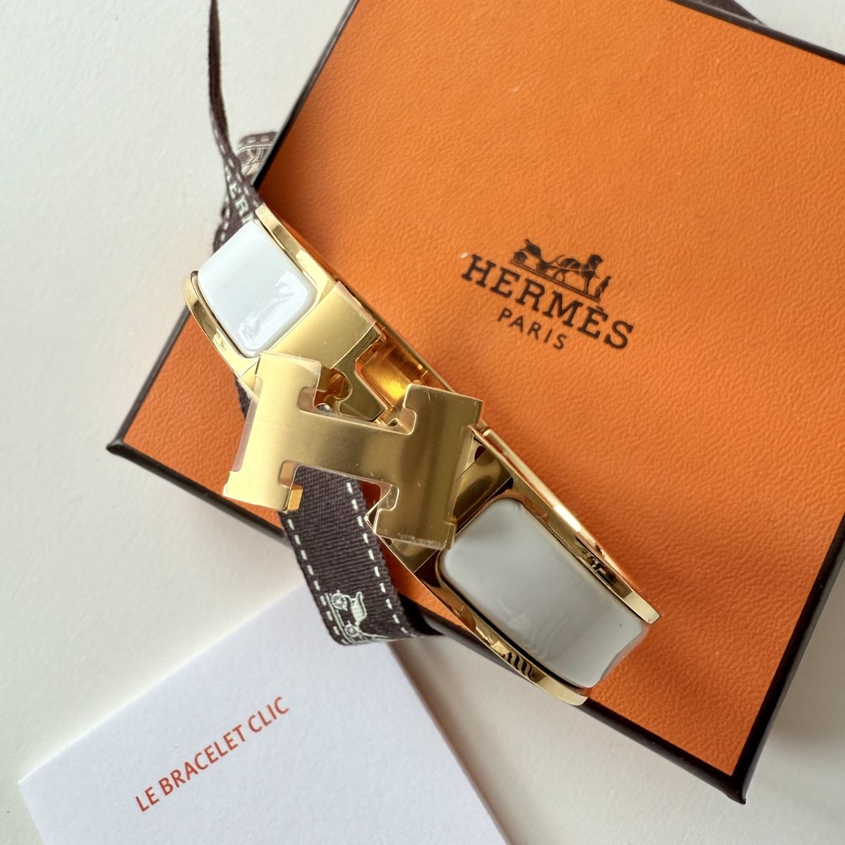 Hermès Bracciali & Braccialetti: Hermès Clic H Bracelet White & Gold ✨ – Nuovo e nell'imballaggio originale da Genève venduto da Sally_LuxxyGeneva 1