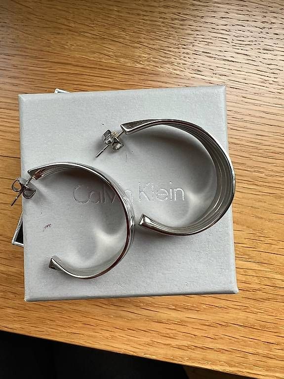 Calvin Klein Orecchini pendenti & Orecchini a lobo: Orecchini mezza luna Calvin Klein – Nuovo e nell'imballaggio originale da Luzern venduto da mic_99vf 1