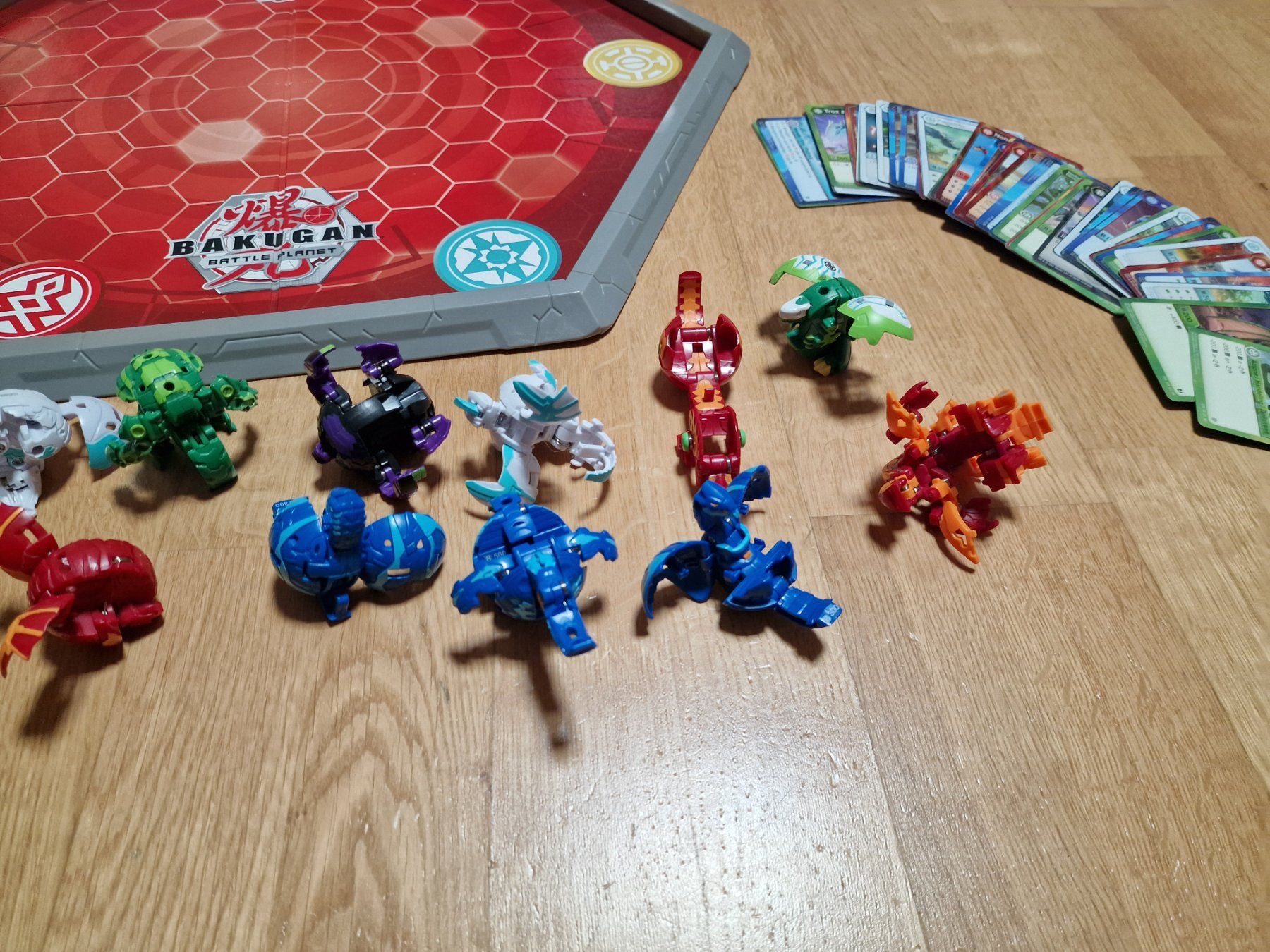 Jouets: Bakugan Set mit Arena und Karten – D'occasion à Würenlingen par zezy 5