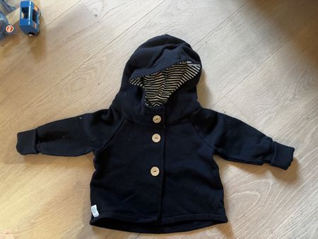 Kinder Jacke eli-ju schwarz mit Kapuze Grösse 62/68