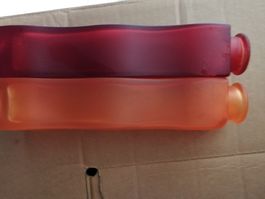 zwei Ikea Vasen rot und orange