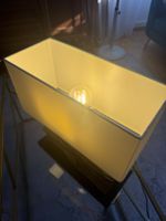 Moderne Tischlampe mit Holzfuß – Natur Design