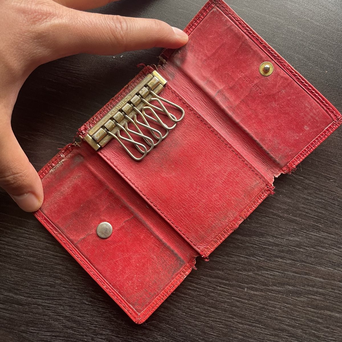 Louis Vuitton Portafogli: Vintage Louis Vuitton red key holder – Usato da Genève venduto da FoundTears 2