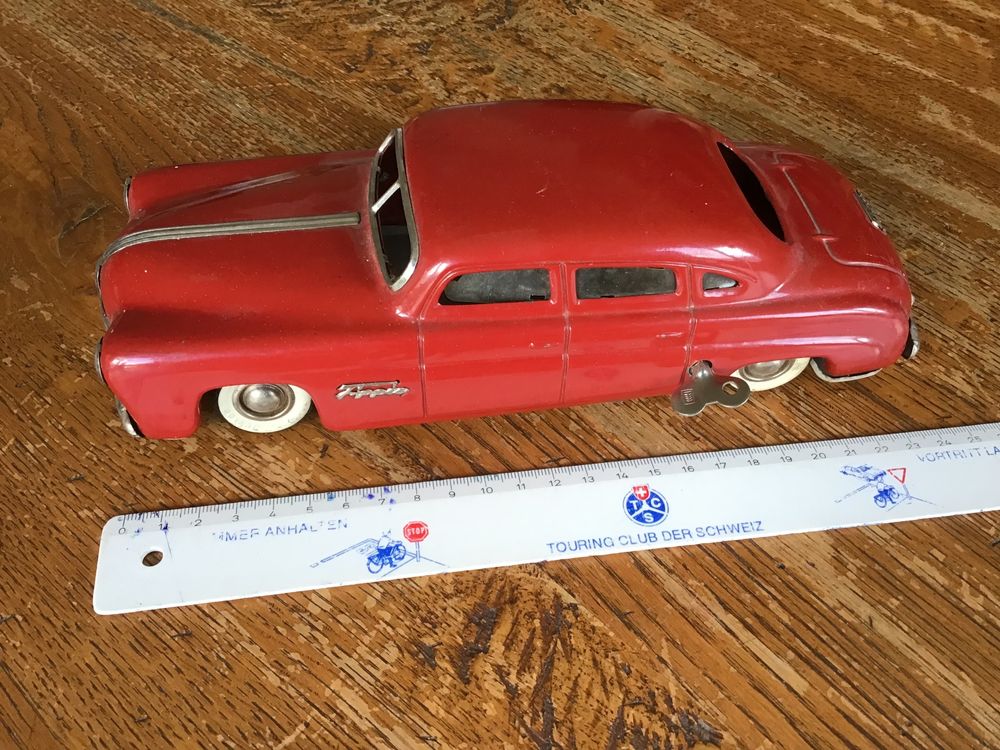 ANCIENNE CAISSE BOÎTE en métal vintage avec serrure et clé Tirelire EUR