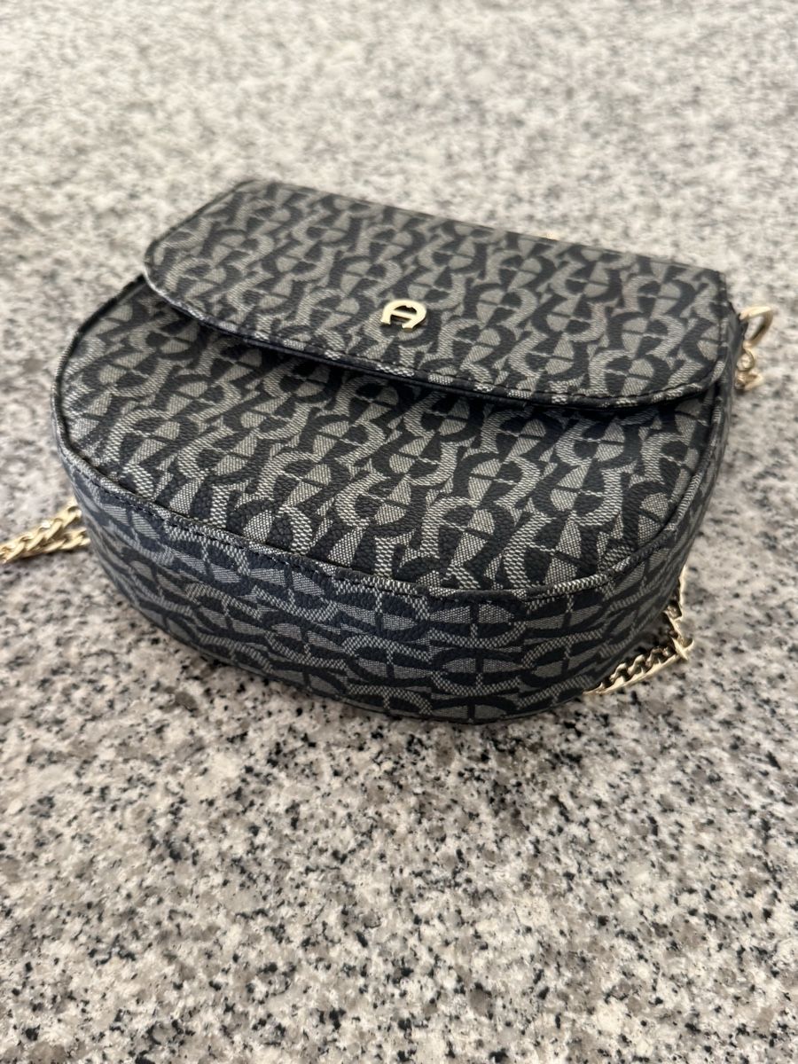 Aigner Sacs femmes: Aigner Handtasche, 18x19cm – D'occasion à Kilchberg ZH par Shu01 2
