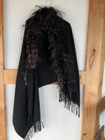 Cape: schwarz mit Federn