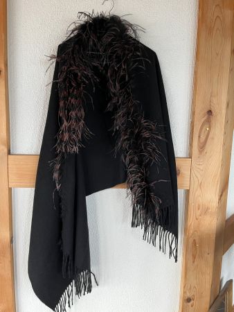 Cape: schwarz mit Federn