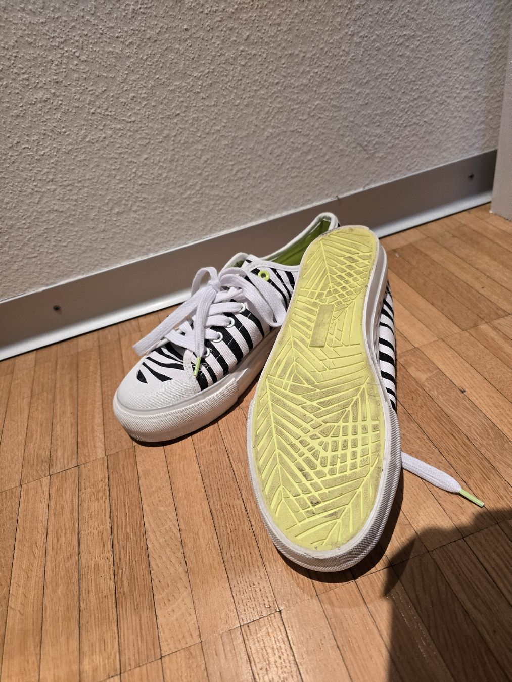 Scarpe da donna: Coole Zebra Sneaker Gr. 39 – Usato da Laufenburg venduto da may_r2st 1
