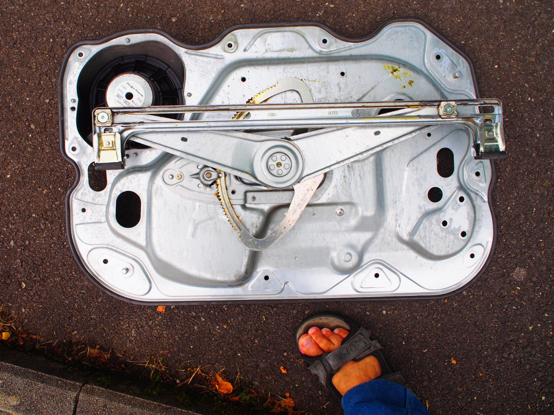 Ford Tutti pezzi di ricambio auto: Lève vitre Ford Focus 2007 et autres – Usato da Meyrin venduto da SRkaem 4