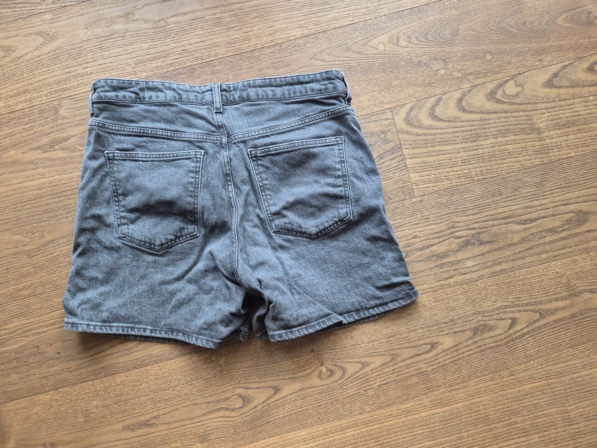 H&M Jeans: Damen Jeansshorts, grau, Gr. 44 – Gebraucht aus Dielsdorf von sissy04 1