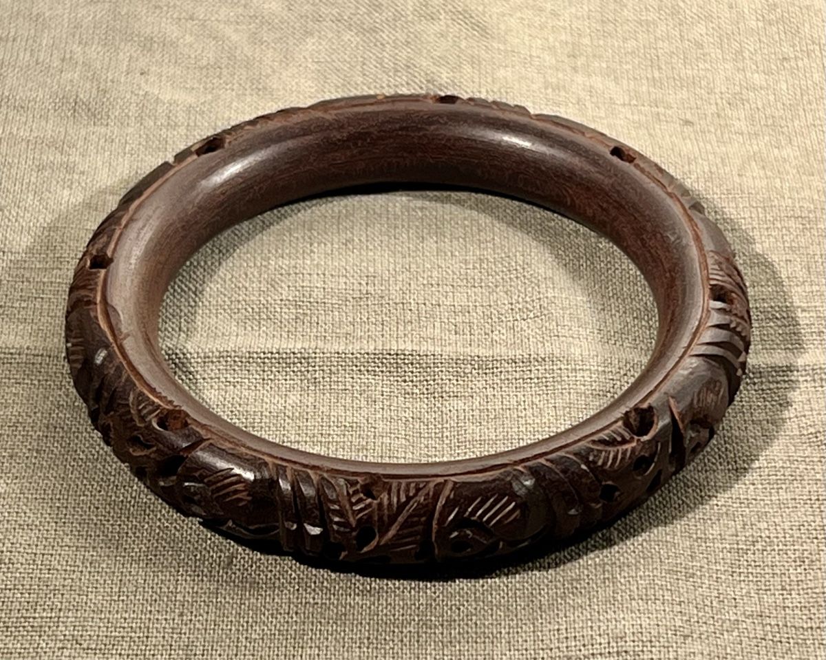 Armbänder & -reifen: Bracelet jonc en bois sculpté, Inde, vintage – Gebraucht aus Genève von DELIRBEADS 2