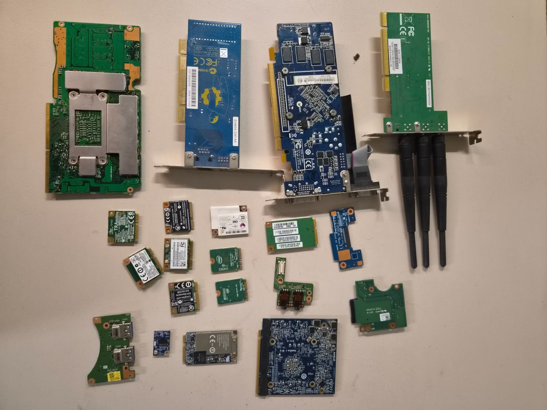 Elektronikbauteile: Divers composants informatiques – Gebraucht aus Conthey von greenday85 9