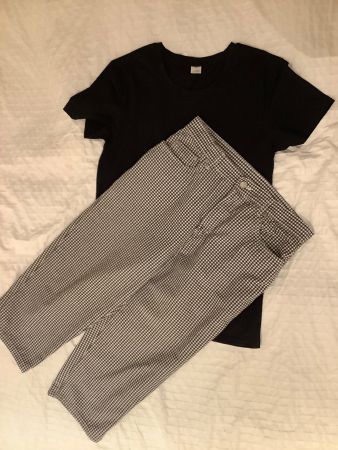 Capri-Hose und T.Shirt