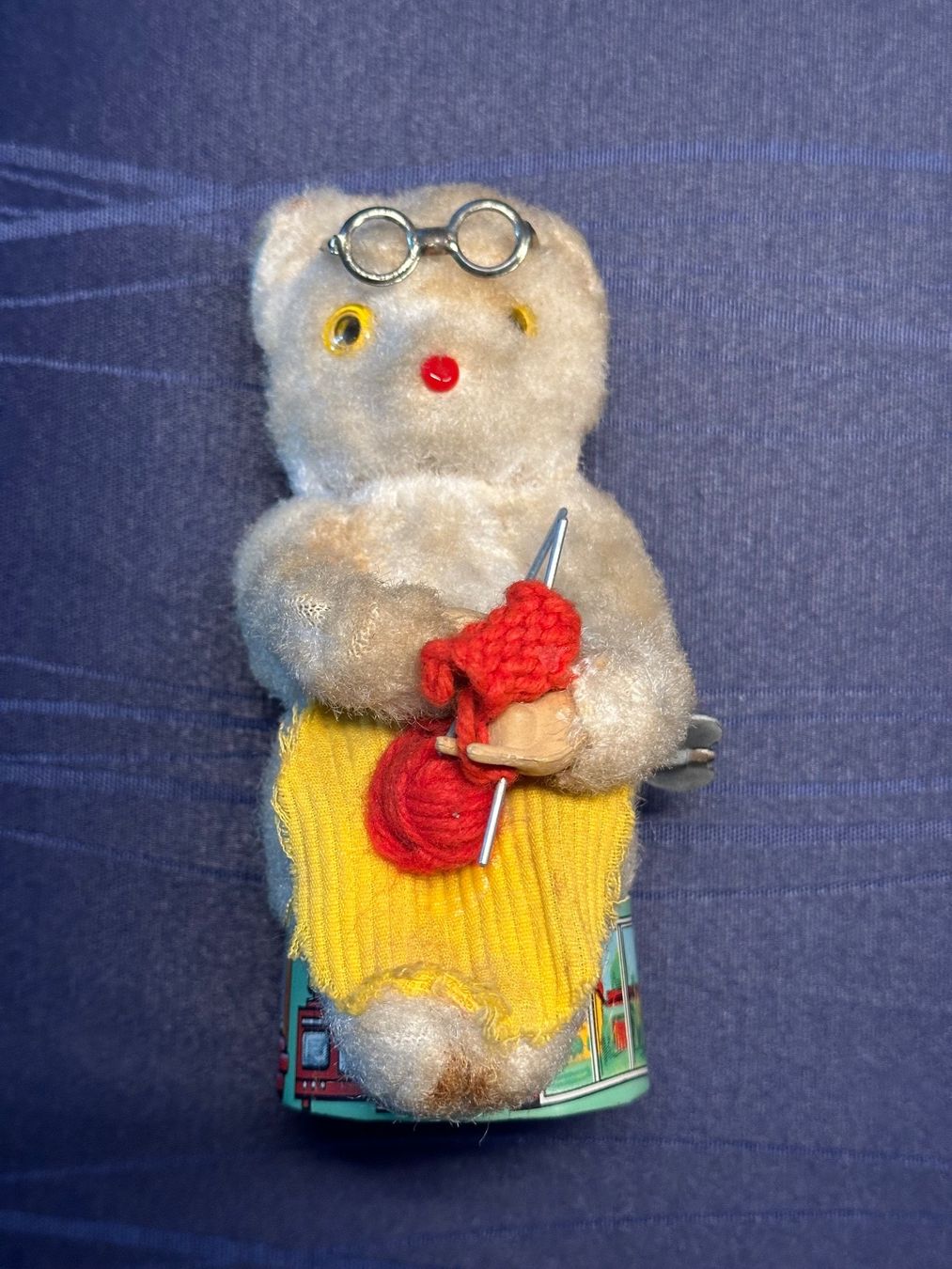 Spielzeuge: strickender Bär / Teddybär mit Aufzugsmechanismus – Gebraucht aus Steffisburg von bwt56 3