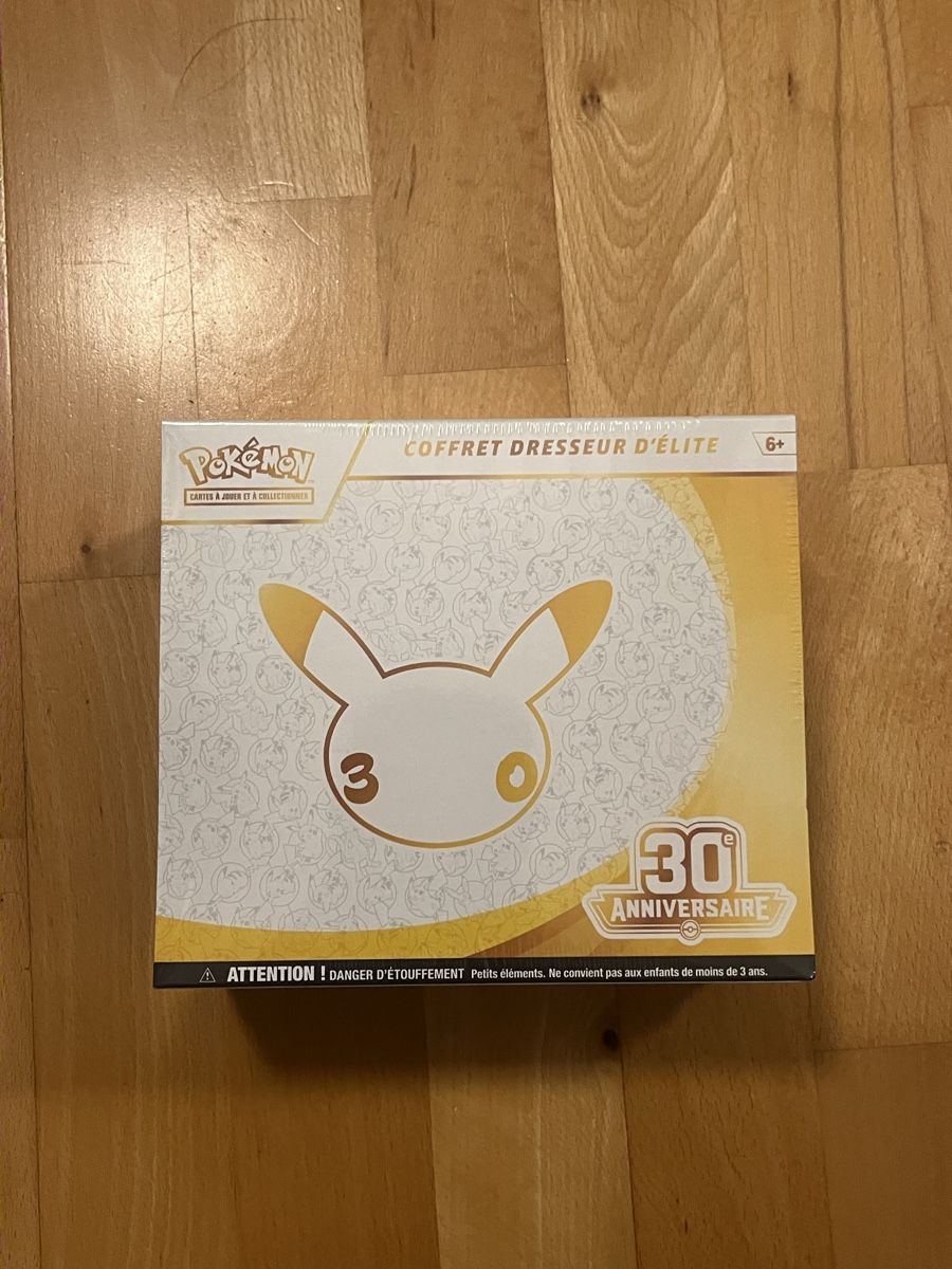 Giochi: ETB Pokémon 30 ans FR scellée – Nuovo e nell'imballaggio originale da Villars-Ste-Croix venduto da Maaaat