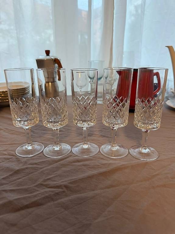 Gläser: Vintage Gläserset mit Glaskaraffe  verschiedene Designs – Gebraucht aus Zürich von cey_fhq6 1