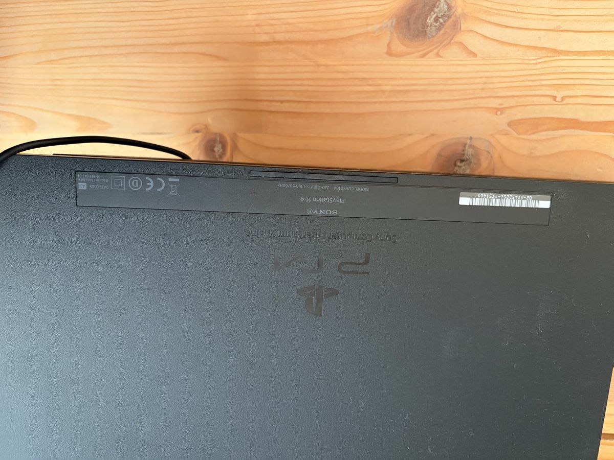 Consoles: PlayStation 4 Konsole mit 2 Controllern  – D'occasion à Krummenau par lorenascherrer 1