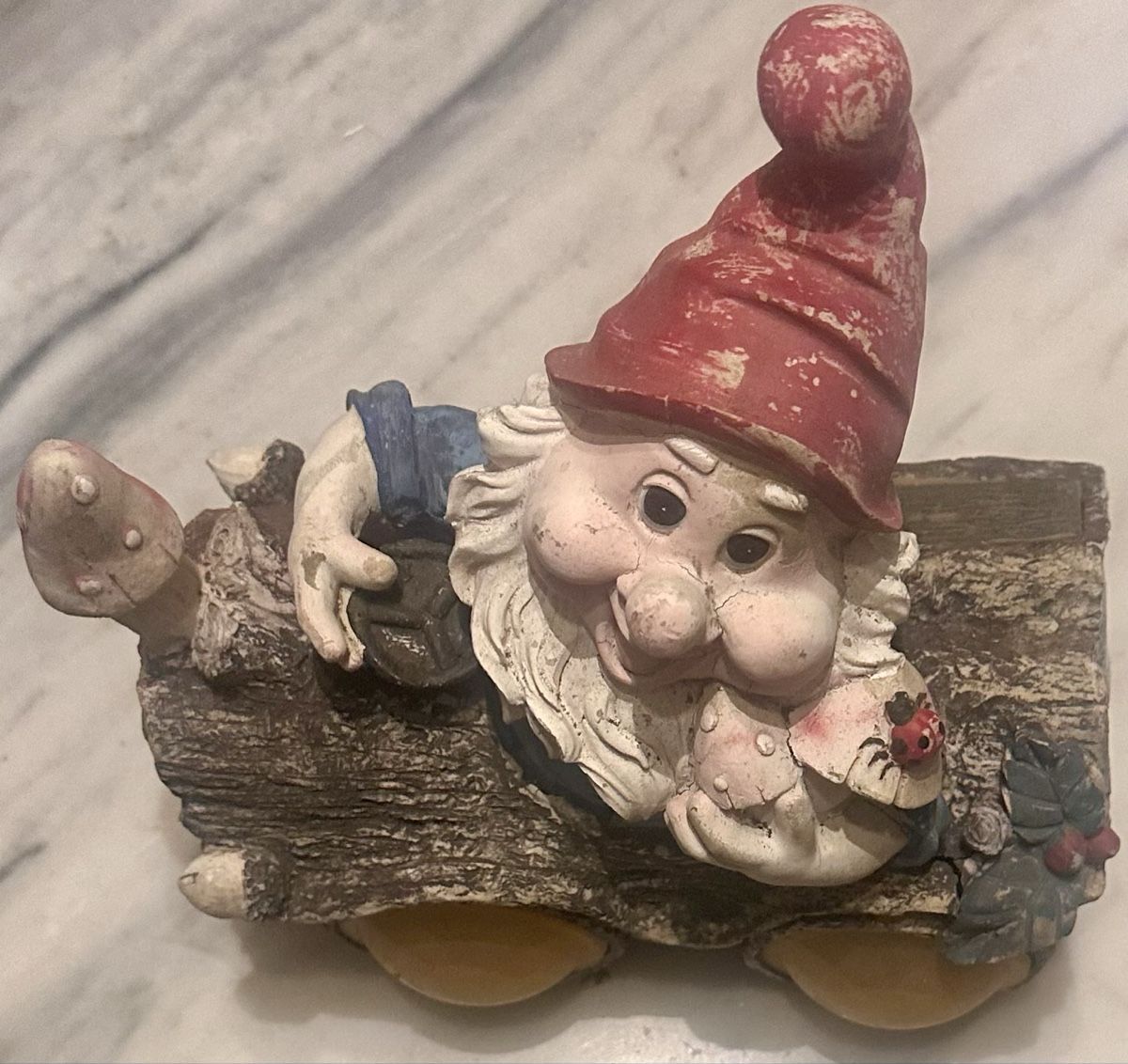 Statuette: Gartenzwerg auf Holzstamm mit Pilzen – Usato da Malters venduto da Gustov 1