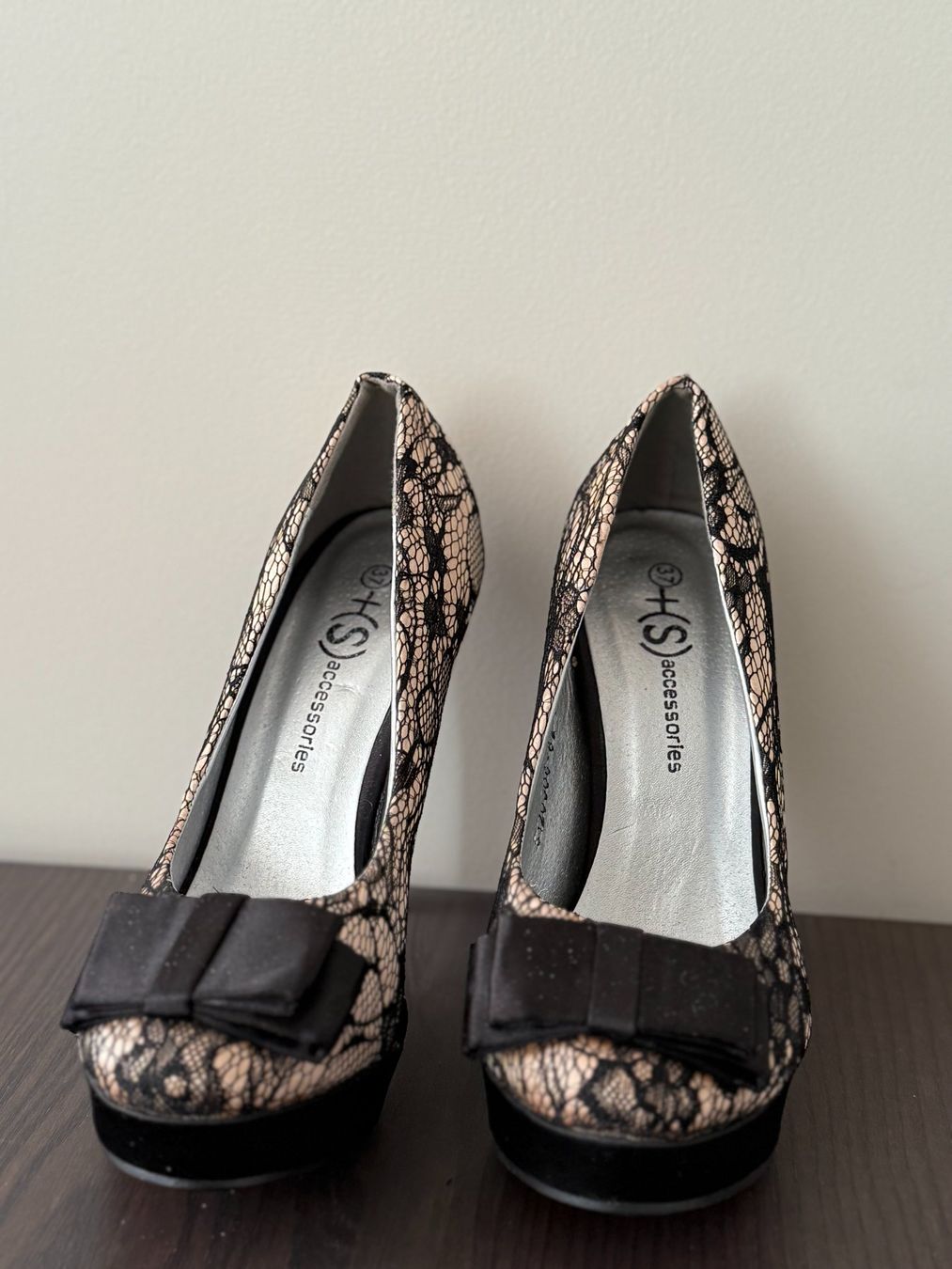 Scarpe da donna: 38. Escarpins hauts en dentelle – Nuovo (secondo la descrizione) da Le Locle venduto da tchanatakoua 2