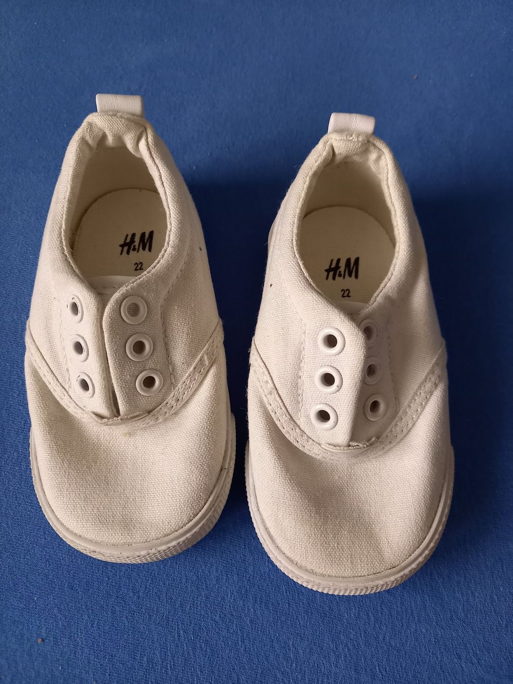 H&M Scarpe per ragazzi: Sommerschuhe / Hausschuhe weiss Gr. 22 – Usato da Unterengstringen venduto da saraman