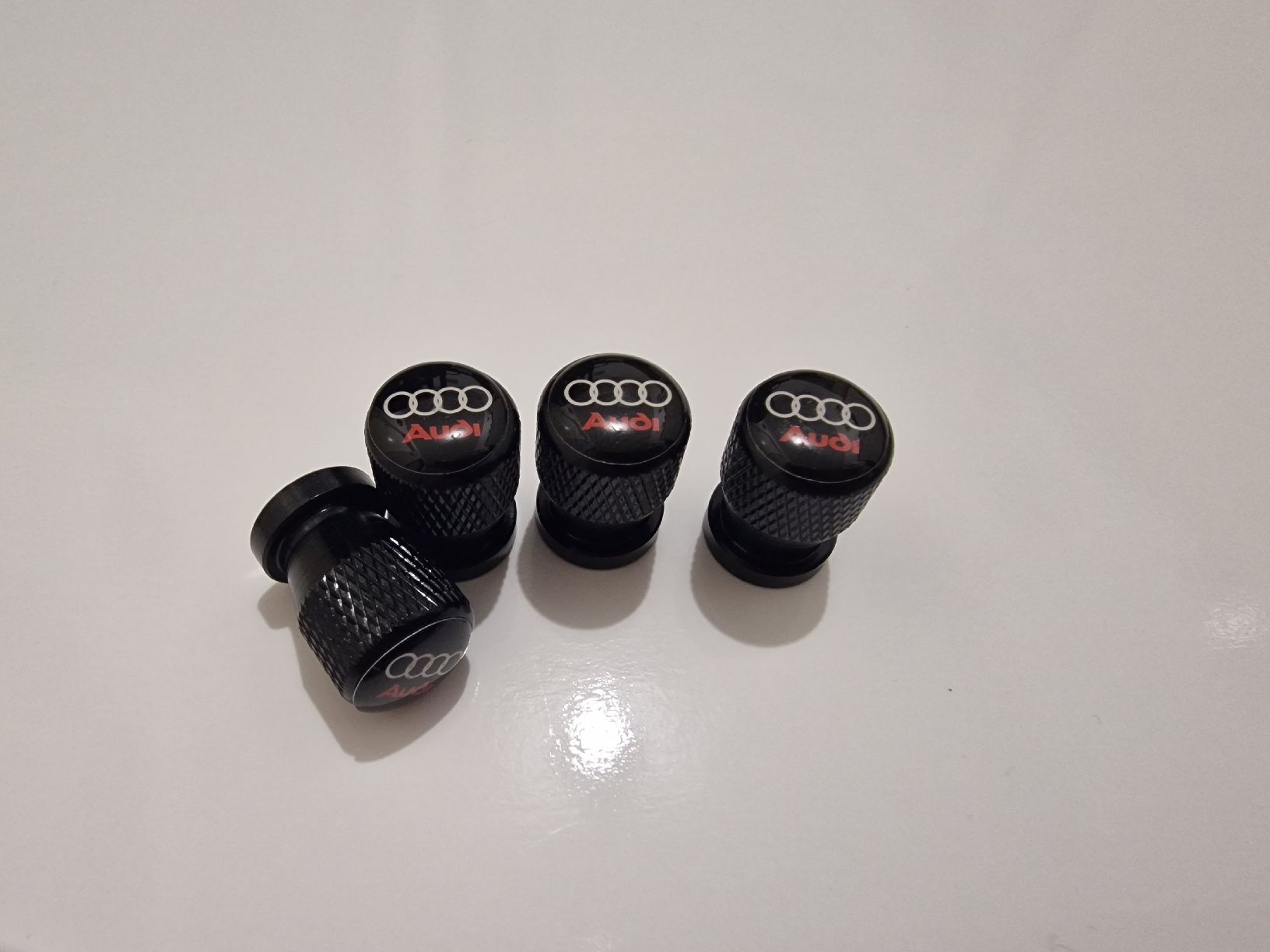 Alle Autoersatzteile: Ventilkappen ( Audi Logo ) schwarz – Neu und originalverpackt aus Sissach von