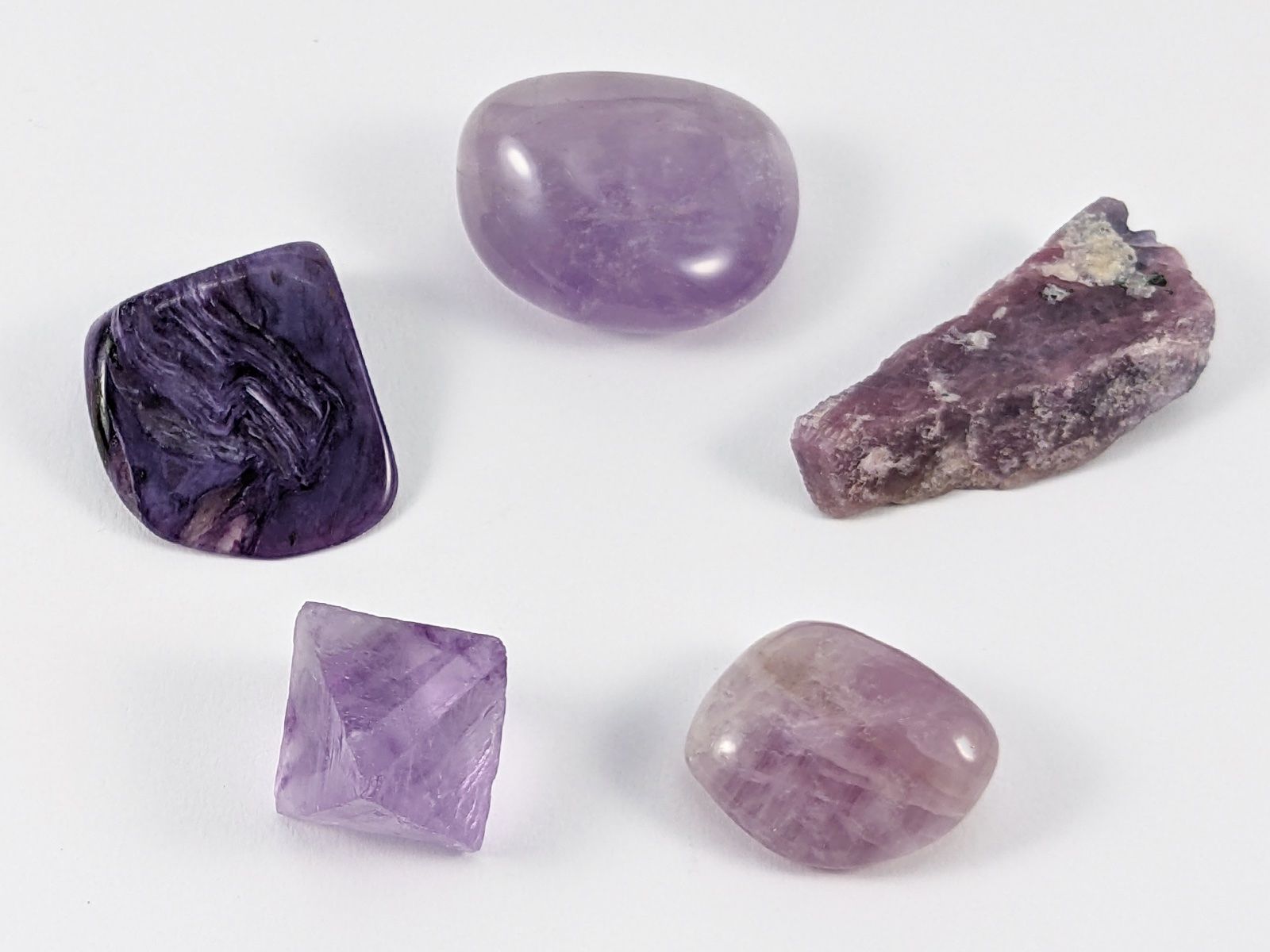 Minerali & Pietre curative: Purple Rain - Stein Set mit Amethyst, Rubin und Charoit – Nuovo e nell'imballaggio originale da Meilen venduto da StoneGarden