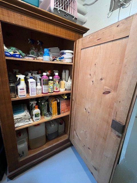 Armadi: Alter Holzschrank – Usato da Winterthur venduto da woodenhiller68 4