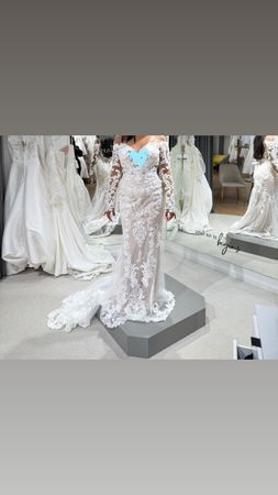 Traumhaftes Brautkleid mit Spitze & Knöpfchenleiste Gr. S