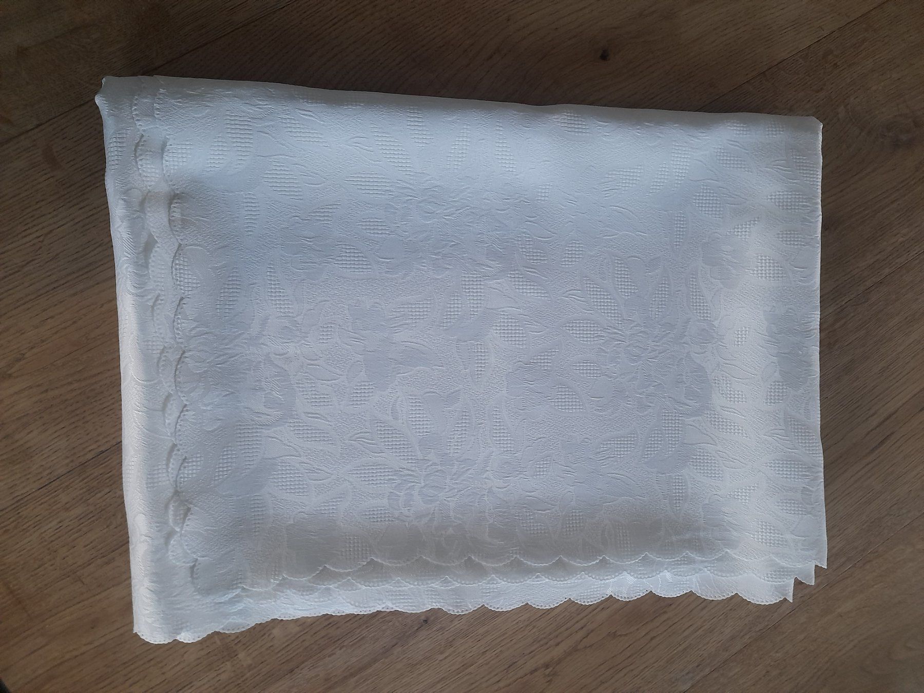 Altra biancheria da tavola: Edle, weisse Tischdecke mit Blumenmuster – Usato da Fanas venduto da Rurero03 1