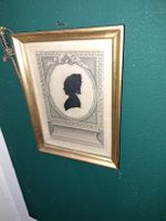 Antiker Scherenschnitt Silhouette im goldenen Rahmen, 