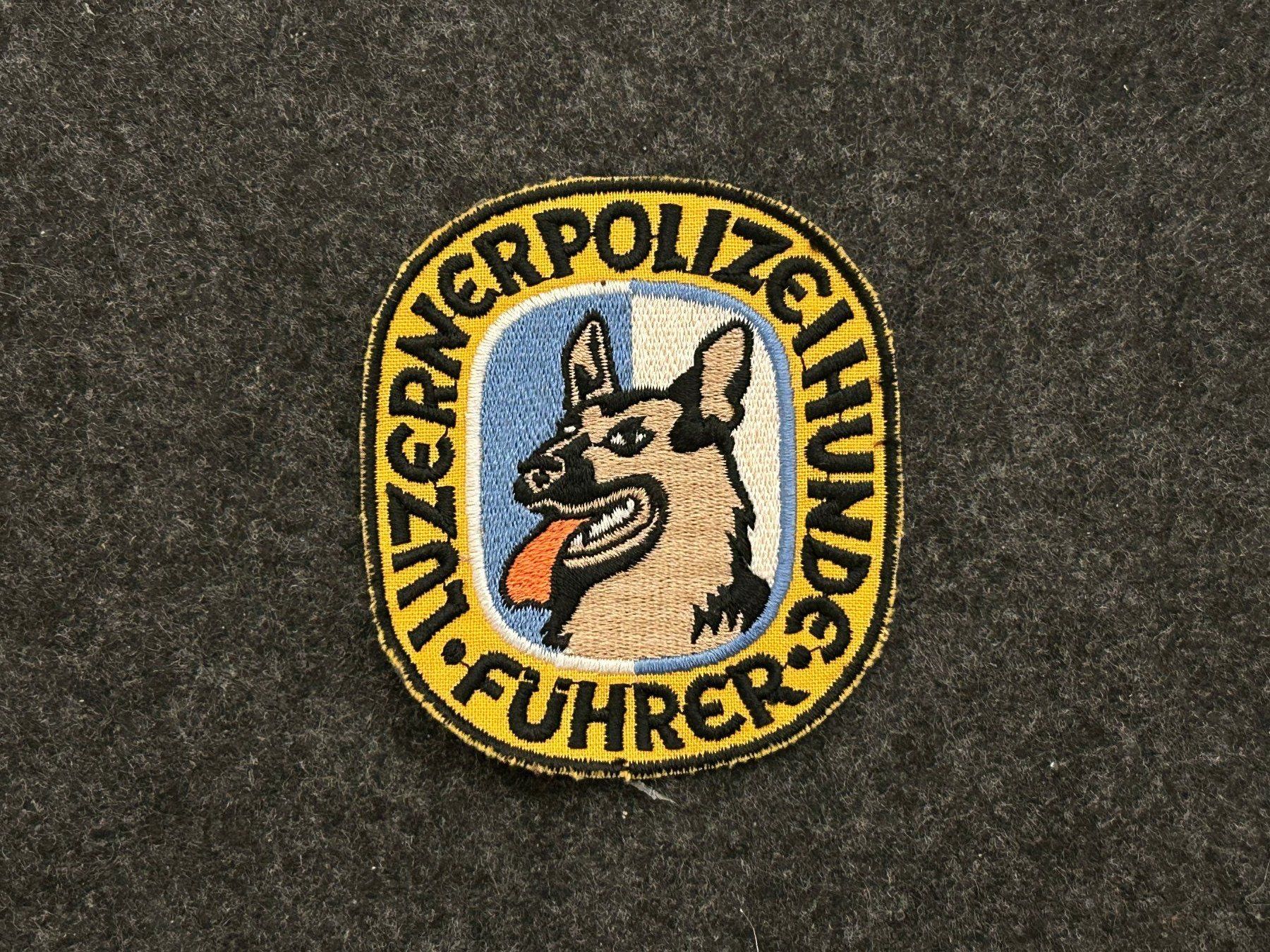 Plaquettes & Badges: Polizeiabzeichen Schweiz - Kapo LU - Diensthundeführer – D'occasion à Berikon par DGC-1995