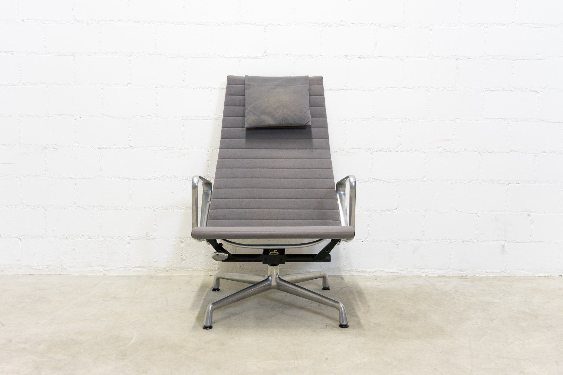 Vitra Sessel: Vitra Eames Aluminium Chair EA 124 - Lieferung möglich – Gebraucht aus Schaffhausen von Studio-Ara 4