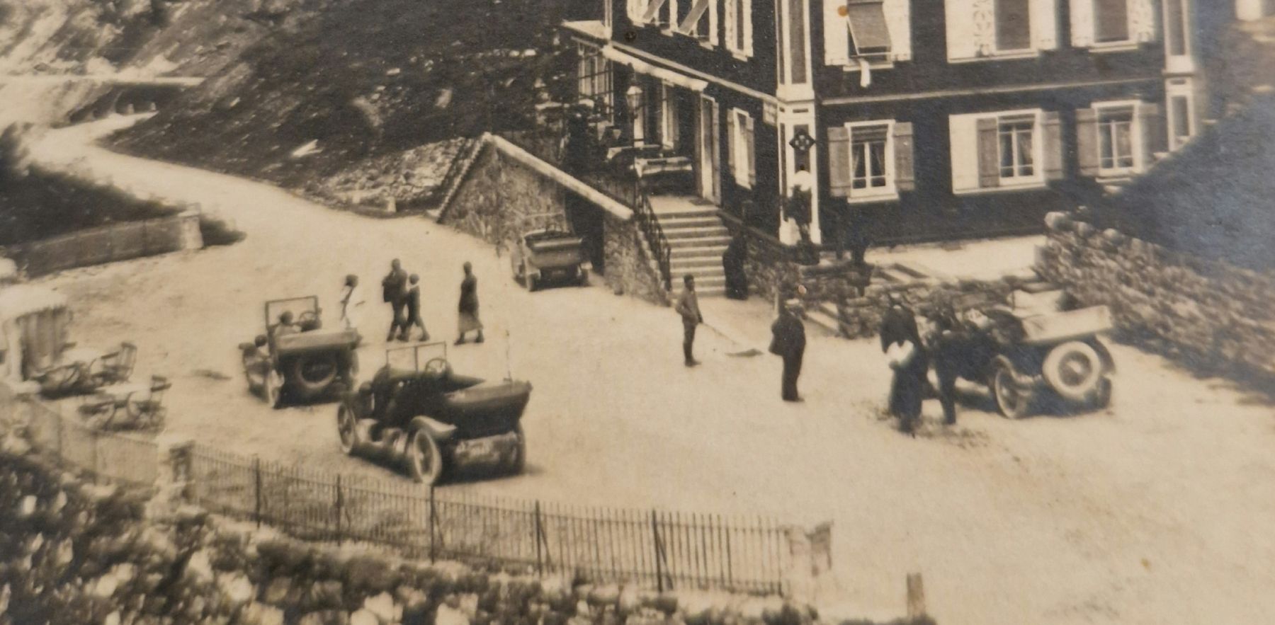 Cartes postales: Hotel Klausen Passhöhe, Oldtimer 1922 – D'occasion à Ebikon par Donar50 1