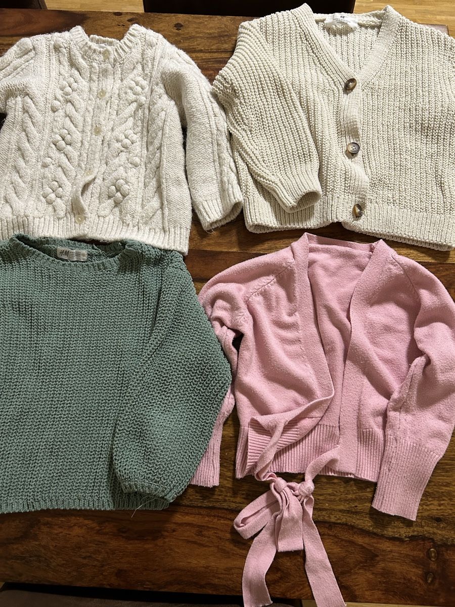 H&M Lotti & Set di vestiti: 4 Strickjacken/Pulli Mädchen, Grösse 110/116 – Usato da Zürich venduto da Nutla