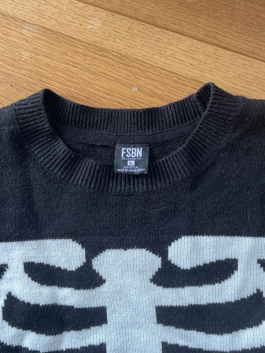 Pulls & Sweat-shirts: Strickpullover mit Skelett – D'occasion à Richterswil par tilodecooli 1