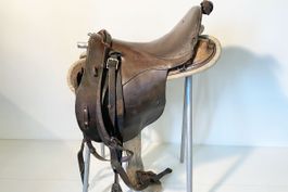Antiker brauner Armee Pferdesattel - ein Schmuckstück! Top!