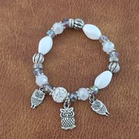 Armband mit Eulen-Anhängern und weissen Perlen