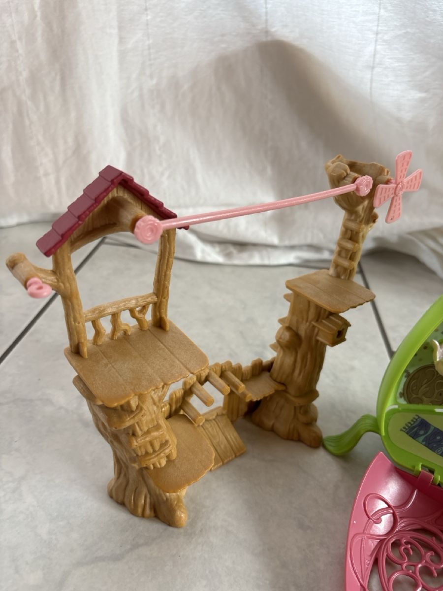 Schleich Giocattoli: Schleich Spielhaus Blumenform mit Baumhaus – Usato da Nottwil venduto da wasserlufterde 1