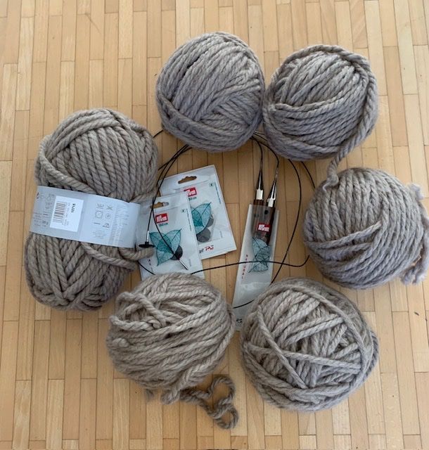 Laine: Wolle & Stricknadeln – D'occasion à Aarberg par Catbert