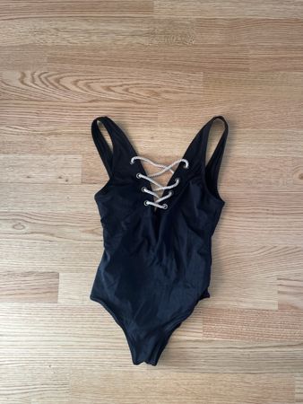 Schwarzer Badeanzug mit Schnürung, Grösse 34, von H&M